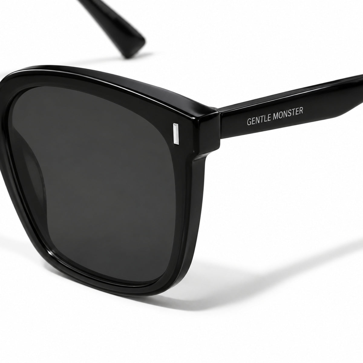 Gentle Monster Frida 01 Sunglasses — AI-assisted product illustration 08