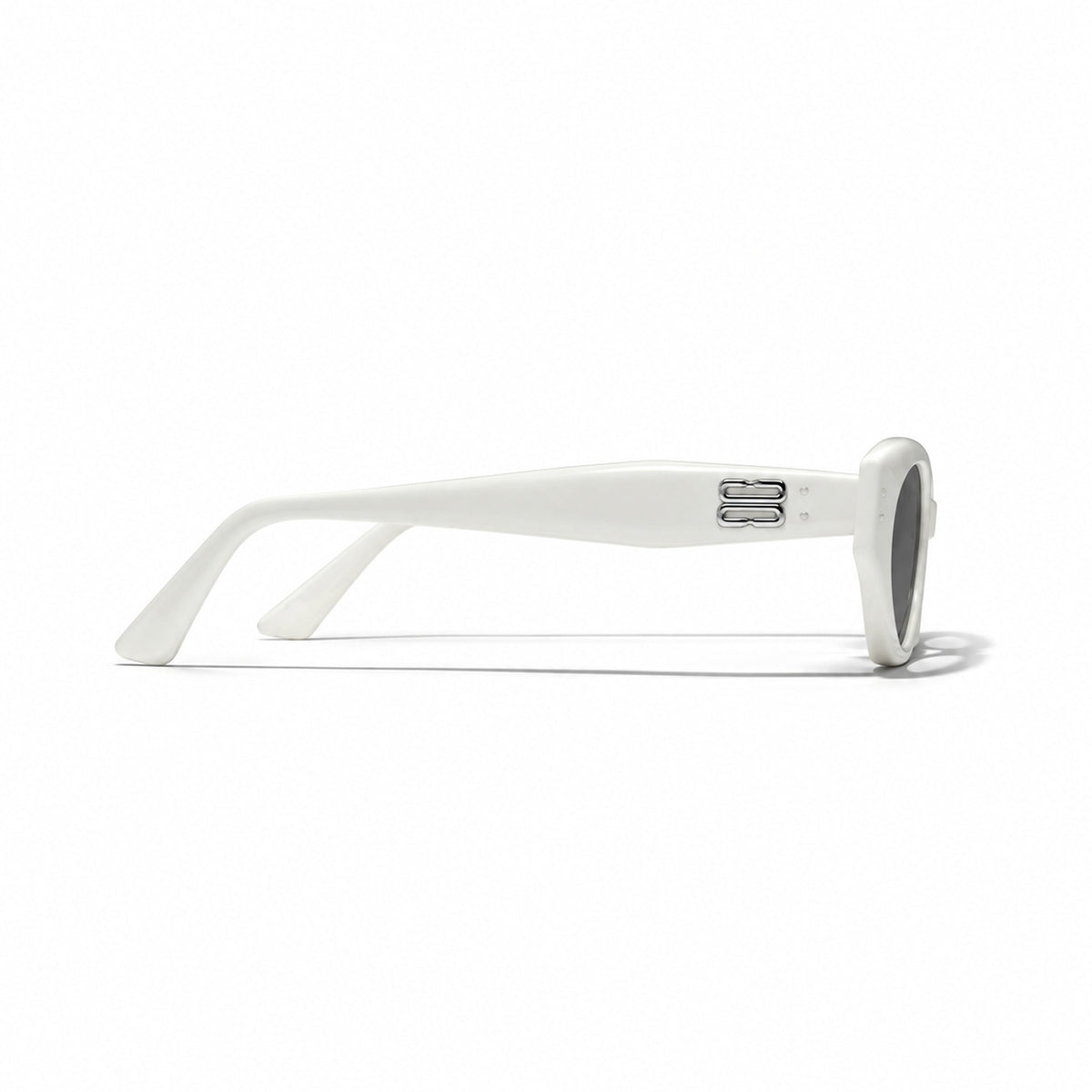 Gentle Monster Rococo W2 Sunglasses — AI-assisted product illustration 05